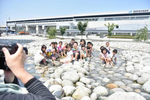 新幹線駅前　四十八ヶ瀬噴水にて