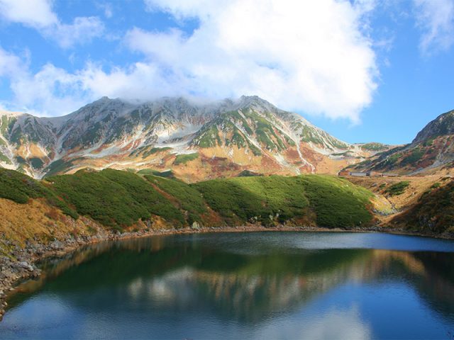 ミクリガ池と湖面に映る立山連峰