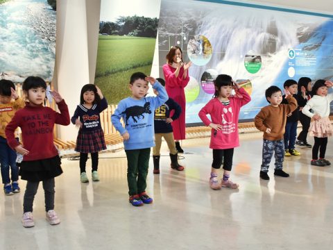 Tomomiさんと若栗保育所の子供たちによる特別ライブ