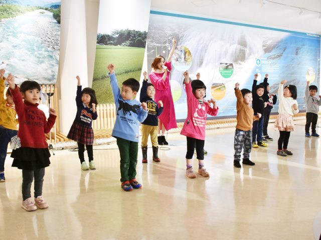 Tomomiさんと若栗保育所の子供たちによる特別ライブ