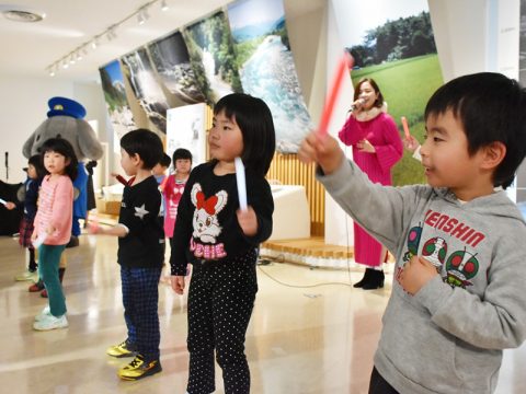 Tomomiさんと若栗保育所の子供たちによる特別ライブ