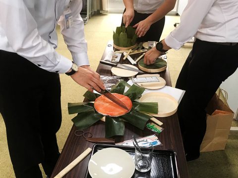 ます寿司を切り分ける